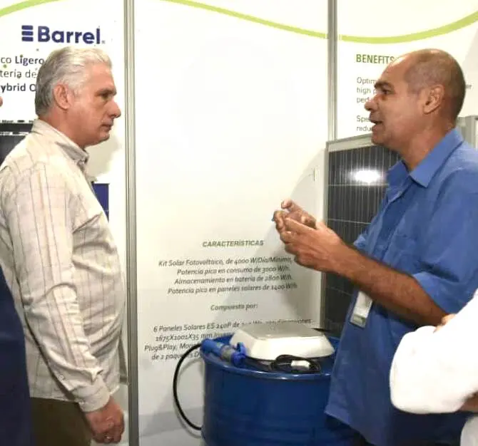 alt="Barrel solar energy system presented during a discussion at an exhibition in Cuba"