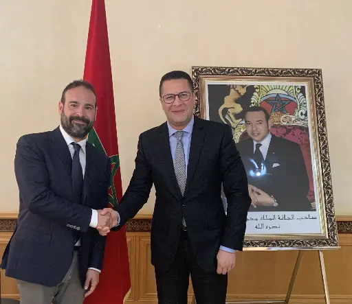 alt="Handshake between the undersecretary of state for vocational training of Morocco and Barrel's owner after having reach an agreement about sustainable energy"